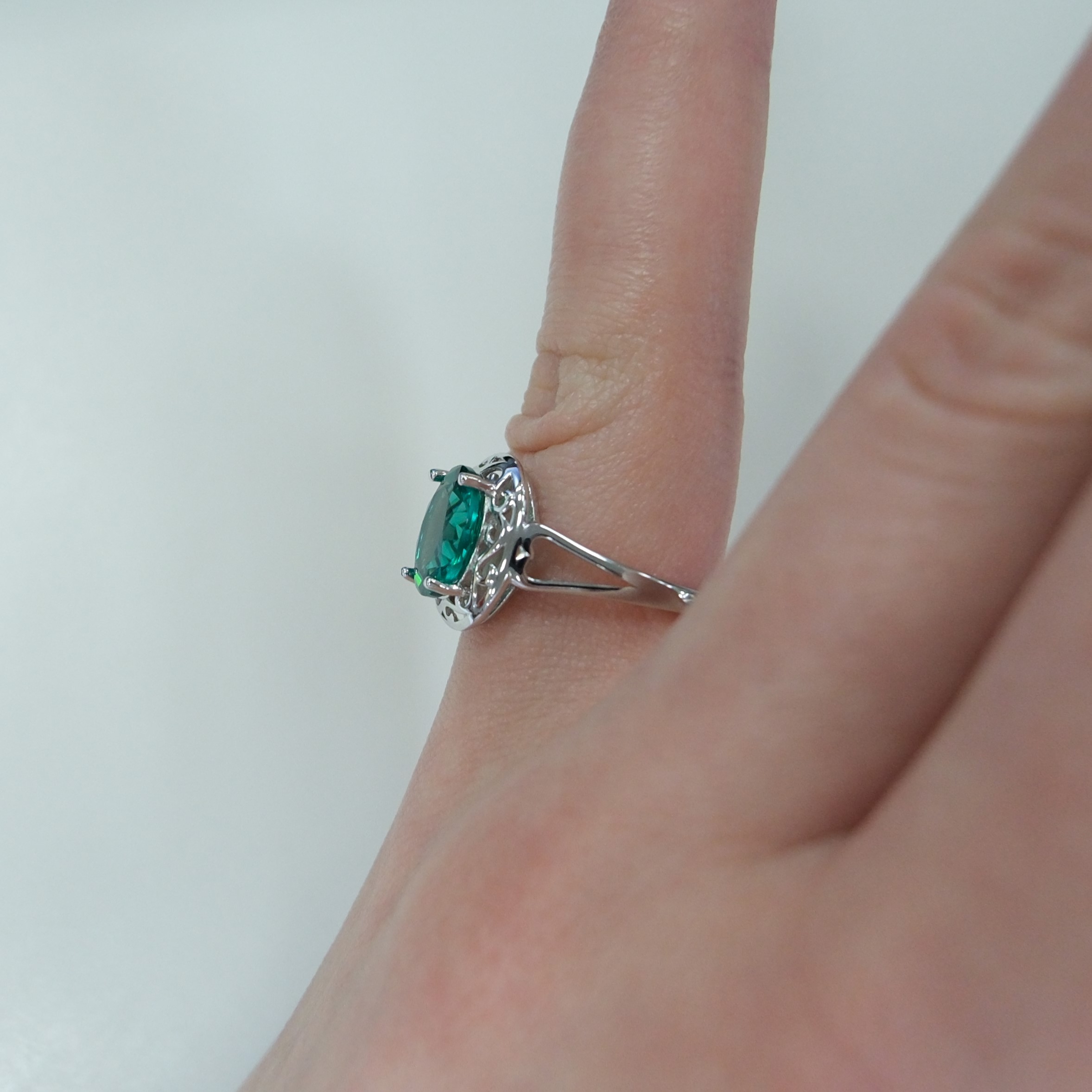Серебряное кольцо с зеленой шпинелью